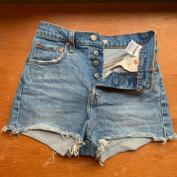 Levi’s Ribcage Shorts Size 25 - Picture 2 of 9